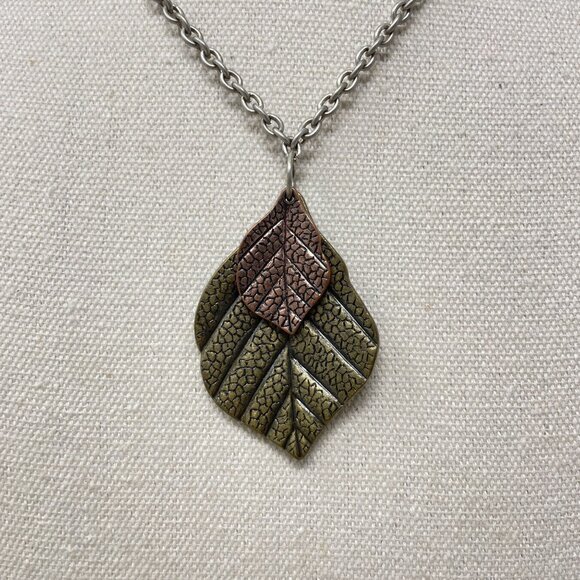 EsMor‎ Leaf Pendant Necklace Dual-Tone Metal Leaf Design Silver Chain - Picture 2 of 9